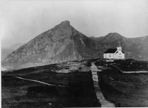 Borge kirke slik den så ut etter ombyggingen i 1877 og før brannen i 1893.(foto: Familien Swensen)