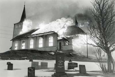 Bilde av brannen i Borge kirke i 1983. (foto: Nordlands Framtid)